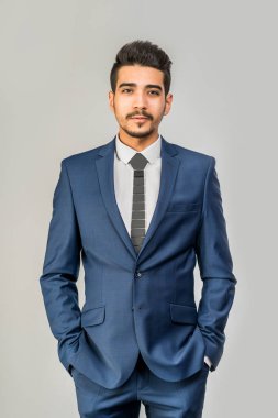 Ceplerinde gri bir arka plan üzerinde el ele tutuşarak mavi elbiseli Genç çekici adam. İzole