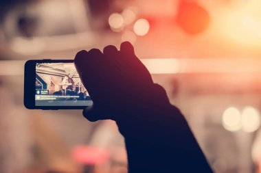 Bir gece kulübünde smartphone dizide adam kaldırır