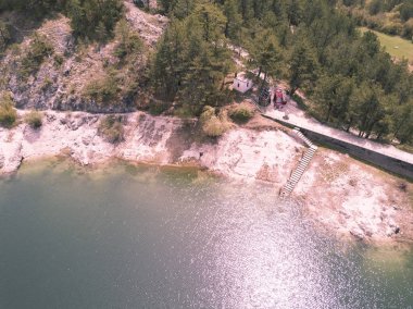 Kırmızı bir araba bir dağ Gölü kıyısında yakın kişi. Tonda