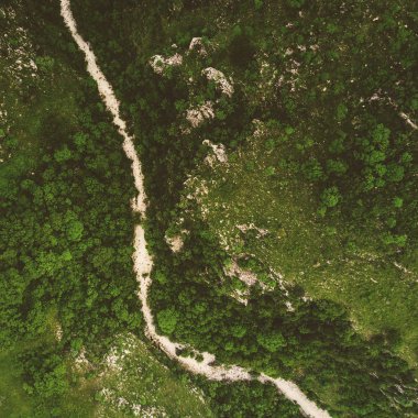 Dağlarda bir yeşil orman tarafından çevrili Nehri'nin üstten görünüm