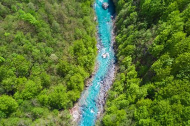 Dağlarda bir yeşil orman tarafından çevrili Nehri'nin üstten görünüm