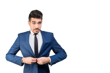 Beyaz bir arka plan üzerinde kadar düğmelerini mavi elbiseli Genç çekici adam. İzole