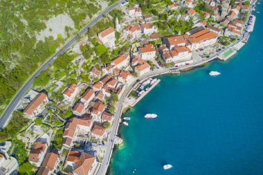 Güzel bir şehir deniz kenarında kırmızı çatılar ile üstten görünüm