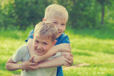 Çocuk oyun sırasında bir arkadaş parkta boğdu