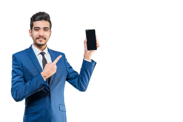 Homem Atraente Jovem Terno Azul Mostra Dedo Telefone Fundo Branco — Fotografia de Stock