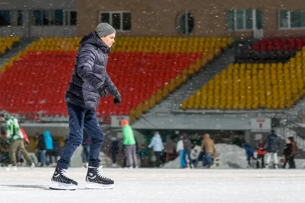 Kazan, Rusya, 22 Ocak, 2017: buz pateni pisti akşamları adam