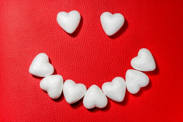 Счастливое Лицо Белых Сердец Красном Кожаном Фоне — стоковое фото