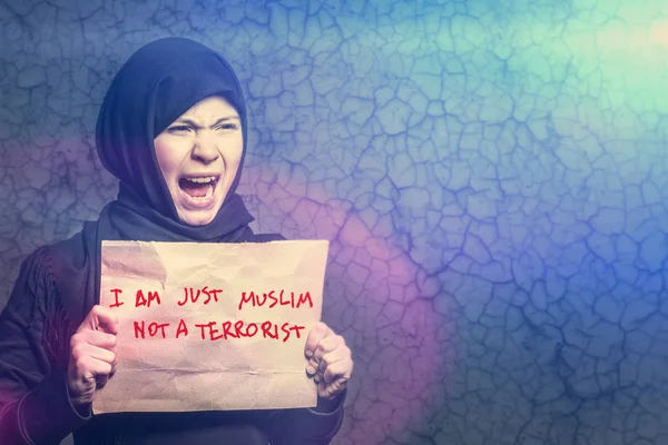 私は午前だけイスラム教徒いない テロリストの背景には亀裂の壁の碑文でポスターを保持している黒のヒジャーブのイスラム教徒の少女 — ストック写真