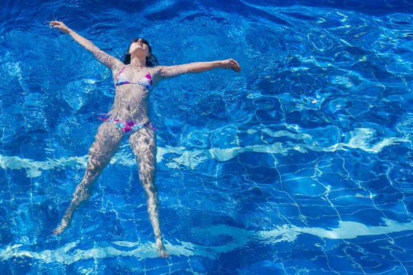 Bikini Güneş Gözlüğü Kadın Havuzda Yüzüyor — Stok fotoğraf