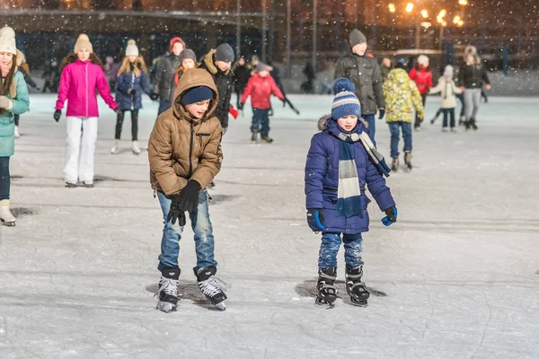Kasan Russland Januar 2017 Jungs Auf Der Skaterbahn Abend — Stockfoto