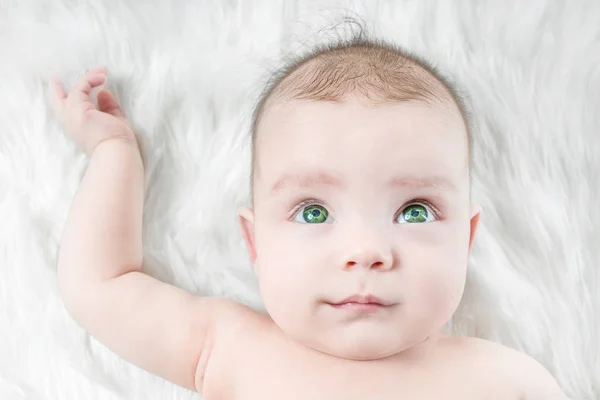 Cute Baby Green Eyes Lying White Fur — Stock Photo, Image