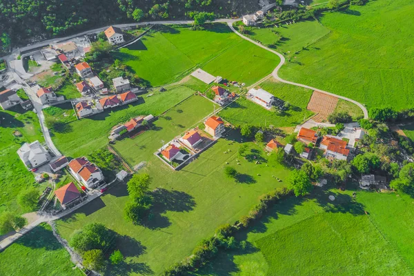 Vista Superior Das Casas Fazenda Com Telhado Azulejos Vermelhos Grama — Fotografia de Stock