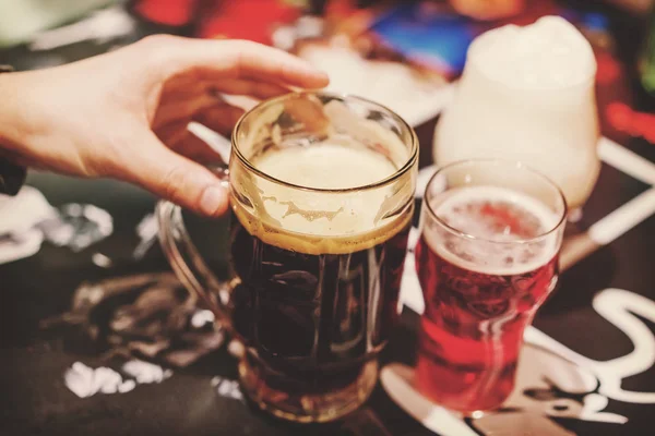 Menselijke Hand Met Een Bierpul Toned — Stockfoto