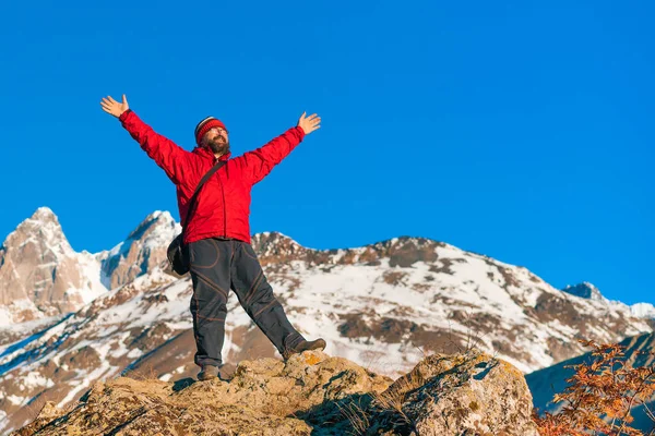 Γενειοφόρος Άνδρας Ένα Κόκκινο Σακάκι Στέκεται Χέρια Ψηλά Στα Βουνά — Φωτογραφία Αρχείου
