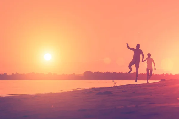 Uomo Nudo Una Donna Che Corrono Sulla Spiaggia Tramonto — Foto Stock