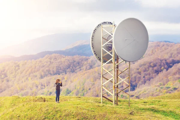 Mulher Está Tirando Fotos Uma Antena Nas Montanhas — Fotografia de Stock