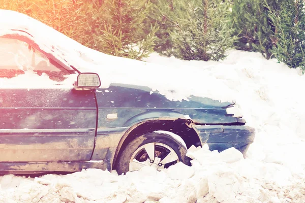 Viejo Coche Sucio Estacionado Cubierto Nieve —  Fotos de Stock