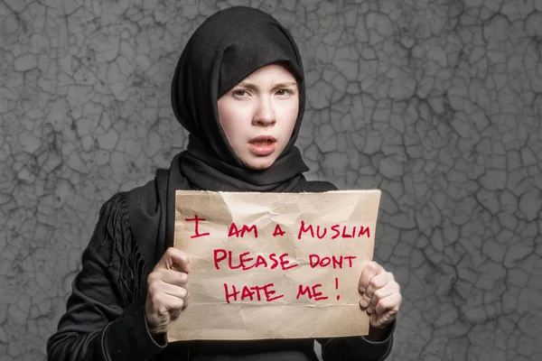 Fille Musulmane Hijab Noir Tenant Une Affiche Avec Une Inscription — Photo