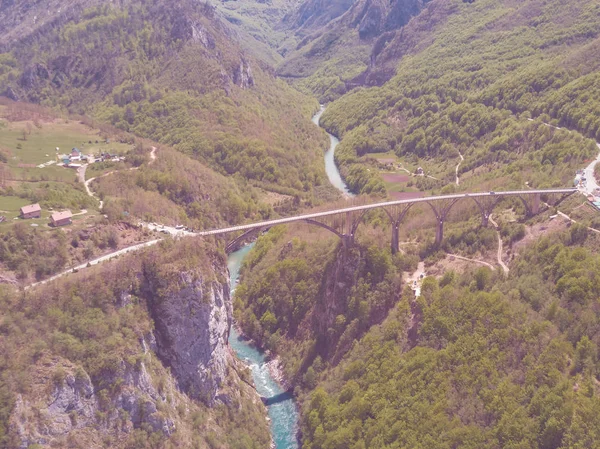 Ponte Automóvel Através Rio Nas Montanhas — Fotografia de Stock