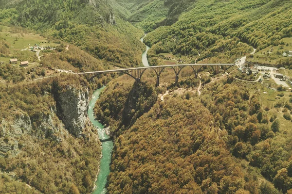 Ponte Automóvel Através Rio Nas Montanhas Outono Vista Superior — Fotografia de Stock