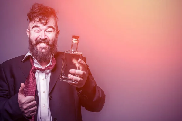 Uśmiechający Się Zaniedbany Brodaty Mężczyzna Garniturze Butelką Alkoholu Ręku Pokazano — Zdjęcie stockowe