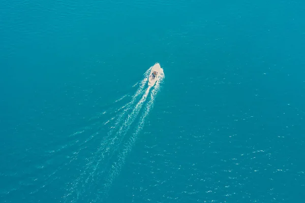 Vista Superior Barco Blanco Navegando Mar Azul — Foto de Stock