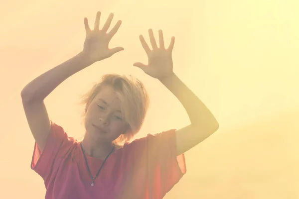 Silhueta Uma Menina Com Mãos Levantadas Para Sol — Fotografia de Stock
