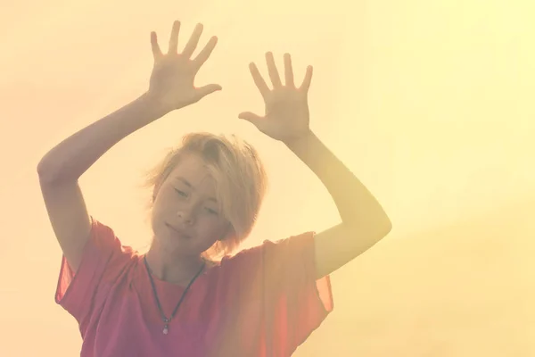 Silueta Una Chica Con Las Manos Levantadas Sol —  Fotos de Stock