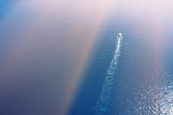 Fehér Hajó Vitorlázás Kék Tenger Napfény Felülnézet — Stock Fotó