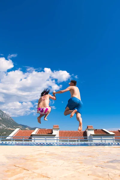 Paar Hält Händchen Beim Sprung Schwimmbad — Stockfoto