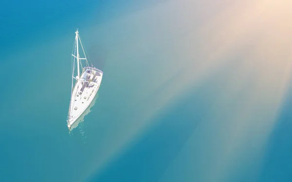 Yacht Blanc Dans Mer Bleue Lumière Soleil Vue Sur Dessus — Photo