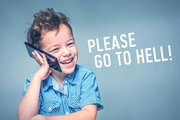Lindo Niño Con Una Camisa Azul Hablando Por Teléfono Junto — Foto de Stock