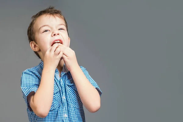 Lindo Niño Con Una Camisa Azul Comiendo Mandarina Sobre Fondo — Foto de Stock