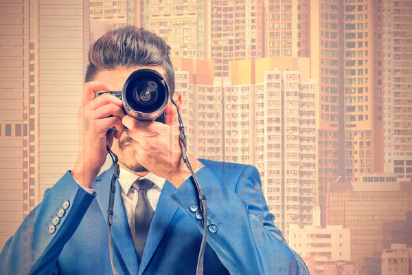 Joven Hombre Atractivo Traje Azul Con Una Cámara Fondo Los —  Fotos de Stock