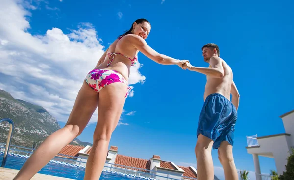 Couple Maillot Bain Tenant Main Sur Bord Piscine — Photo