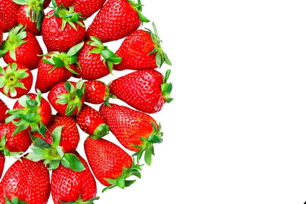 在白色背景的红色成熟草莓组 — 图库照片