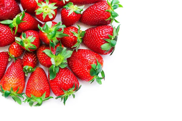 在白色背景的红色成熟草莓组 — 图库照片