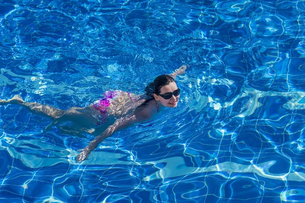 Brünette Frau Bikini Und Sonnenbrille Schwimmt Pool — Stockfoto