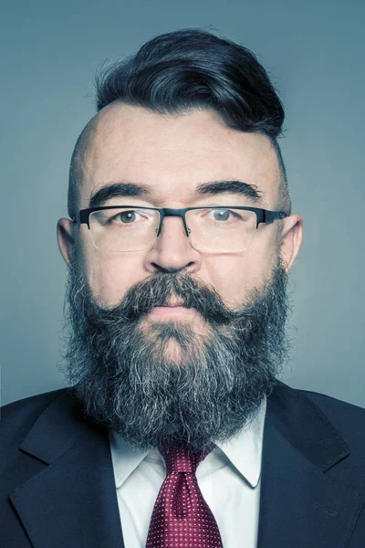 Hombre Barbudo Adulto Traje Gafas Con Peinado Mohawk — Foto de Stock