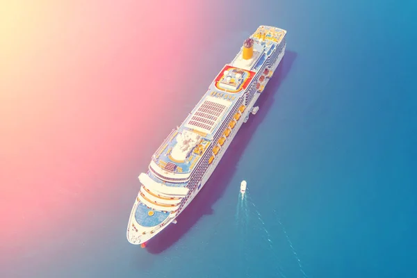 Groot Cruiseschip Het Zonlicht Bovenaanzicht — Stockfoto