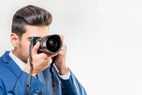 Jovem Homem Atraente Terno Azul Com Uma Câmera Fundo Cinza — Fotografia de Stock