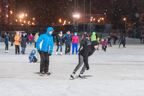 Kazan Russia January 2017 Orang Orang Arena Skating Malam Hari — Stok Foto