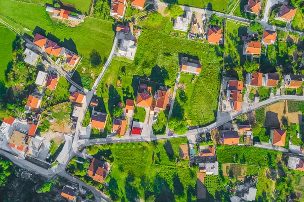 Vista Superior Das Casas Aldeia Com Telhado Azulejos Vermelhos Grama — Fotografia de Stock