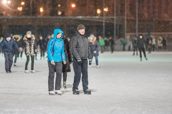 Kasan Russland Januar 2017 Menschen Auf Der Eisbahn Abend — Stockfoto