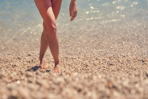 海から出てきた女性の足 — ストック写真