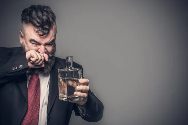 Hombre Barbudo Adulto Traje Mirando Una Botella Alcohol Con Asco — Foto de Stock