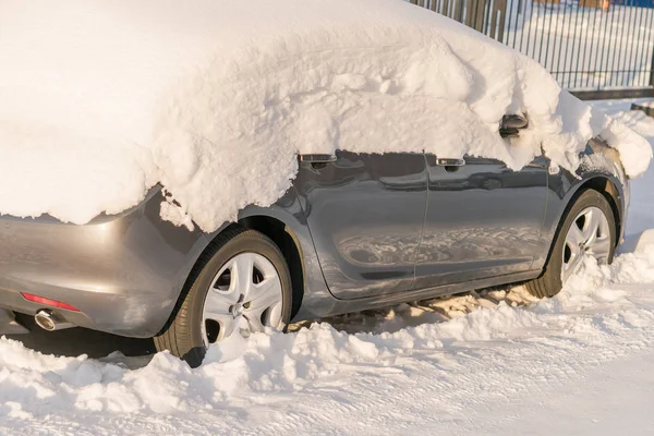 Παρκαρισμένο Αυτοκίνητο Γκρι Καλυμμένα Χιόνι Στο Φως Του Ήλιου — Φωτογραφία Αρχείου