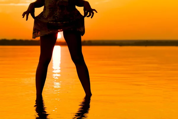 Silueta Femeii Soarele Între Picioare Apă Apusul Soarelui — Fotografie, imagine de stoc