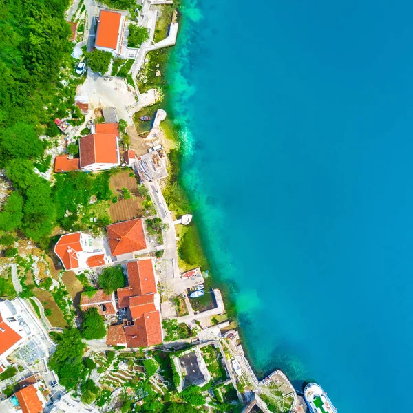 Vista Superior Casas Com Telhados Azulejos Vermelhos Perto Mar — Fotografia de Stock