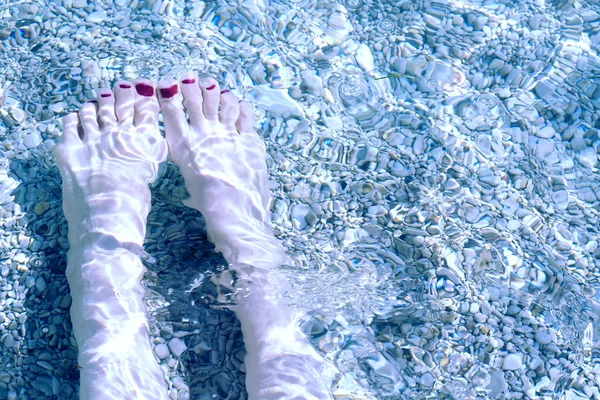 Pies Femeninos Con Esmalte Rojo Bajo Agua —  Fotos de Stock